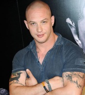 Tom Hardy quien interpretará al nuevo "Mad Max" también parece haberse adaptado a su calvicie forzada para su rol como Bane en "The Dark Knight Rises"